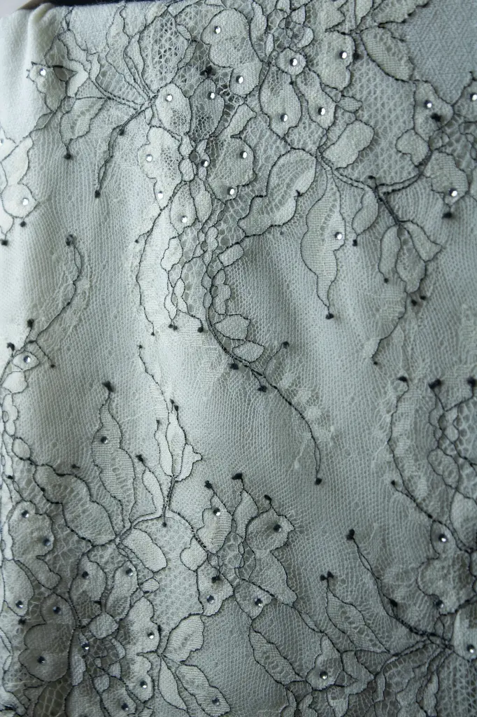 Vira Cashmere Fine Wool Stole 70x200cm – French Lace Border-1.webp